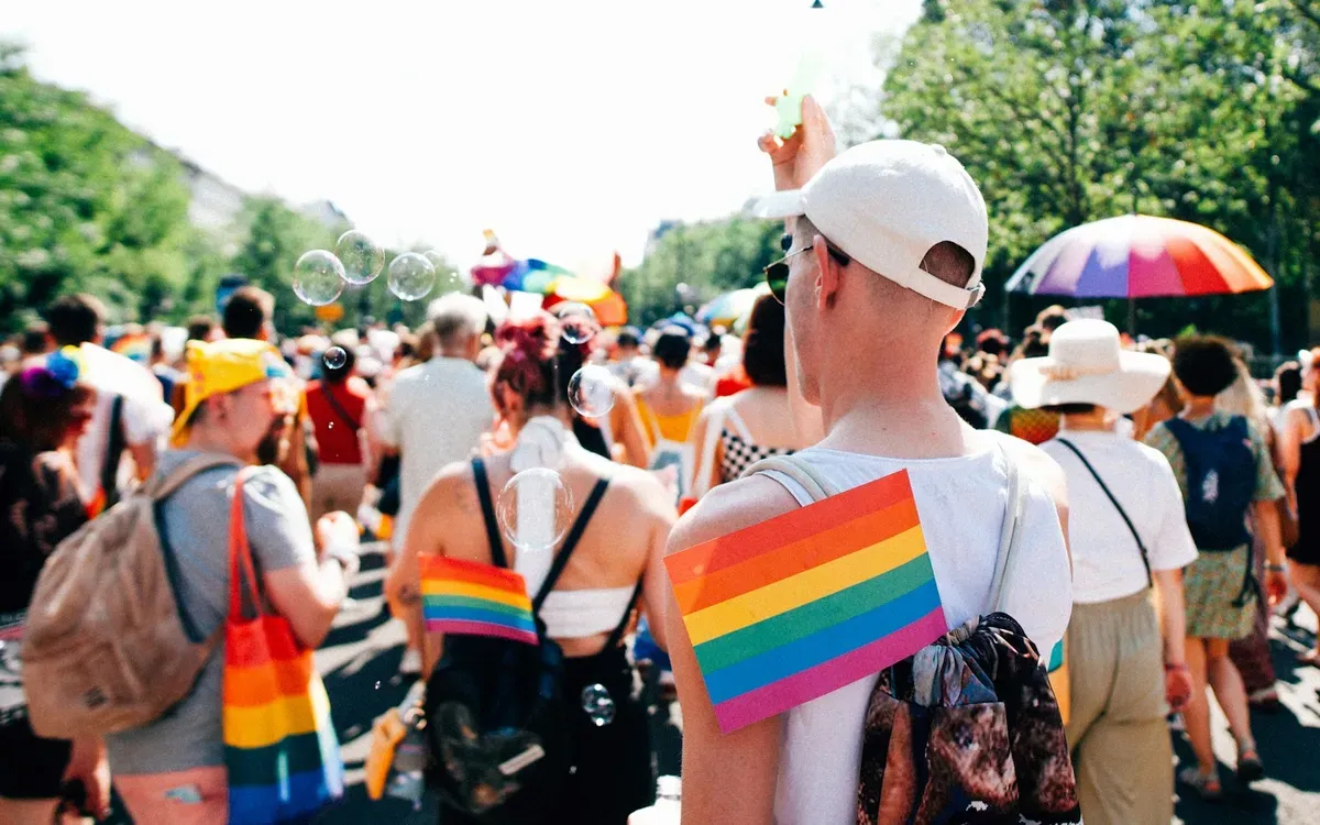 Menschen mit Regenbogenflaggen auf einer Pride-Parade