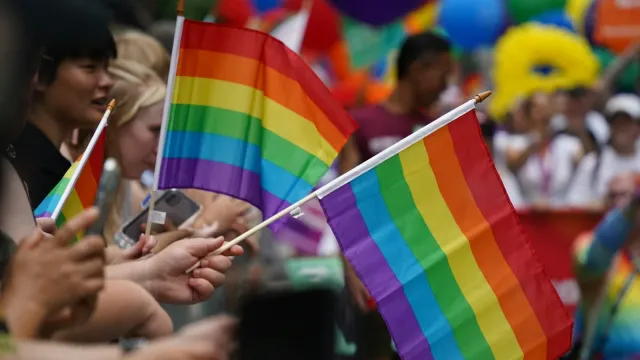 Regenbogenflaggen auf einer Pride-Parade – Coming-out als Erwachsener