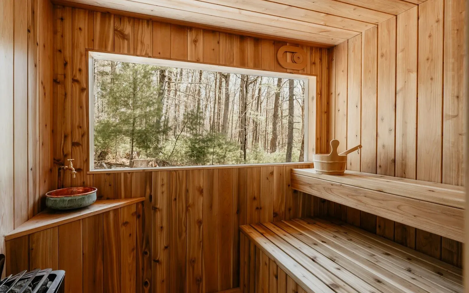 Leere Holzsauna mit großem Panoramafenster zum Wald – Gay Sauna Ablauf und Knigge